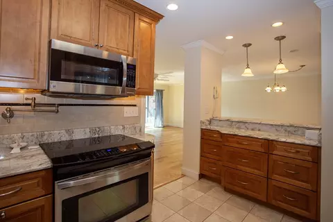 Kitchen - 2 Summitt Dr #41, Reading, MA 01867 photo 4 of 4
