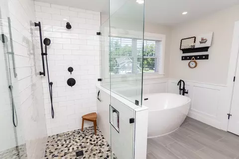 Bath - 33 North St, Danvers, MA 01923 photo 5 of 9