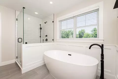 Bath - 33 North St, Danvers, MA 01923 photo 3 of 9