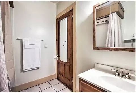 Bath - 127-129 Thompson St, Springfield, MA 01109 photo 2 of 4