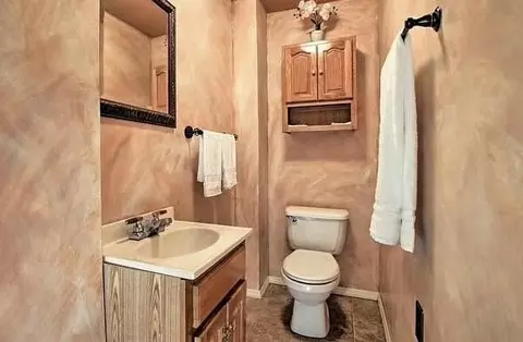 Bath - 127-129 Thompson St, Springfield, MA 01109 photo 1 of 4
