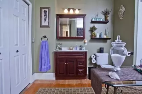 Bath - 127-129 Thompson St, Springfield, MA 01109 photo 3 of 4
