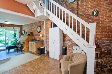 Entry Way - 127-129 Thompson St, Springfield, MA 01109 photo 2 of 4