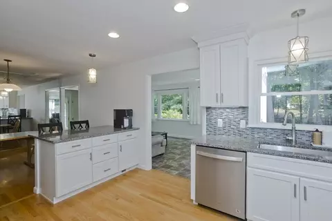 Kitchen - 271 Brookwood Dr, Longmeadow, MA 01106 photo 4 of 5