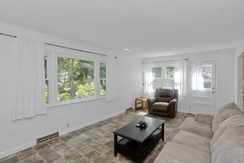Living - 271 Brookwood Dr, Longmeadow, MA 01106 photo 3 of 7