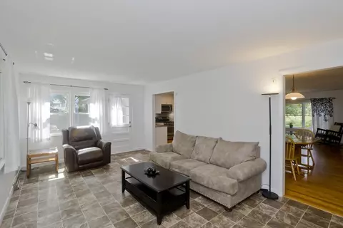 Living - 271 Brookwood Dr, Longmeadow, MA 01106 photo 2 of 7