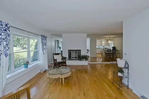 Living - 271 Brookwood Dr, Longmeadow, MA 01106 photo 6 of 7