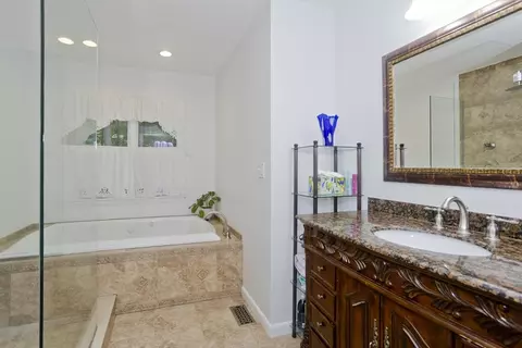 Bath - 271 Brookwood Dr, Longmeadow, MA 01106 photo 3 of 7