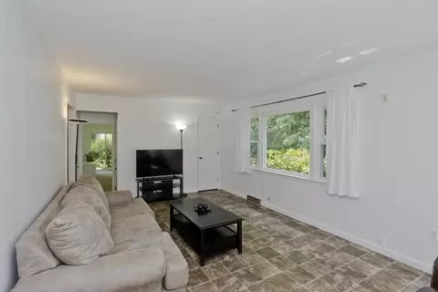 Living - 271 Brookwood Dr, Longmeadow, MA 01106 photo 1 of 7