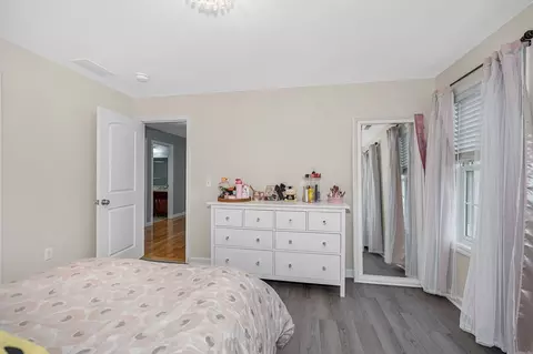 Bedroom - 61 Saddle Rd, Dracut, MA 01826 photo 4 of 5