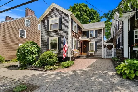 61 Marlboro St, Newburyport, MA 01950