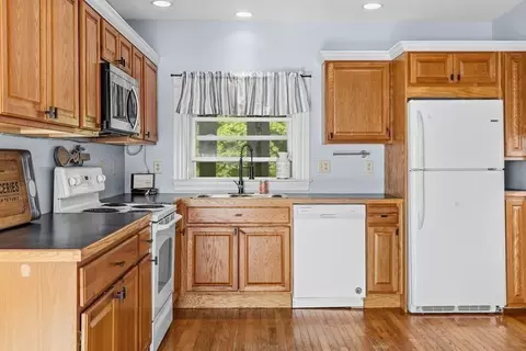 Kitchen - 66 Middle Rd, Acushnet, MA 02743 photo 6 of 8