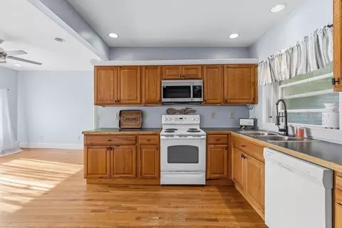 Kitchen - 66 Middle Rd, Acushnet, MA 02743 photo 4 of 8