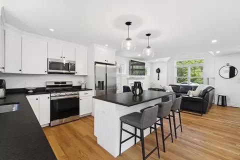 140 Broken Bow Ln, Teaticket, MA 02536