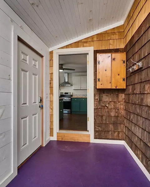 Exterior - 78 Ferry St, Easthampton, MA 01027 photo 6 of 7