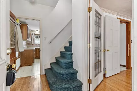 Entry Way - 205 Pine St, Gardner, MA 01440 photo 5 of 9