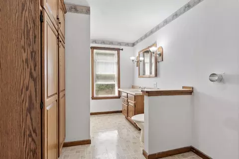 Entry Way - 205 Pine St, Gardner, MA 01440 photo 3 of 9