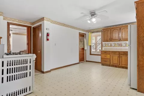 Entry Way - 205 Pine St, Gardner, MA 01440 photo 2 of 9