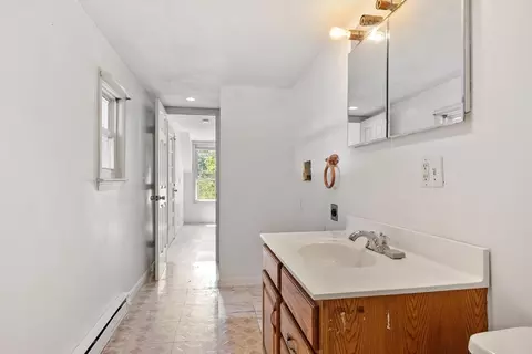 Entry Way - 205 Pine St, Gardner, MA 01440 photo 7 of 9