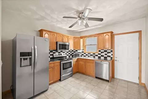 31 Bates St, Danvers, MA 01923 photo 2