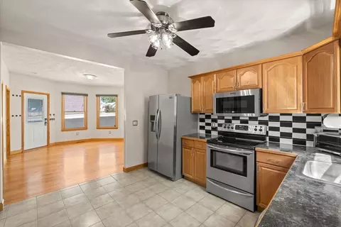 31 Bates St, Danvers, MA 01923 photo 4