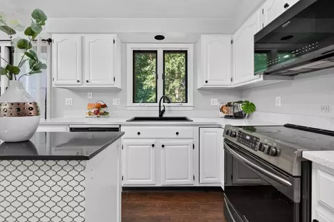 Kitchen - 8 Marks Way, Sutton, MA 01590 photo 4 of 5