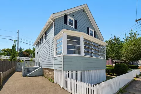 Exterior - 210 Pleasant St, Marblehead, MA 01945 photo 4 of 14