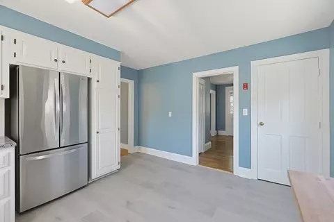 Entry Way - 210 Pleasant St, Marblehead, MA 01945 photo 2 of 2