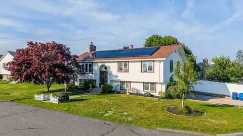 6 Lighthouse Ln, New Bedford, MA 02744