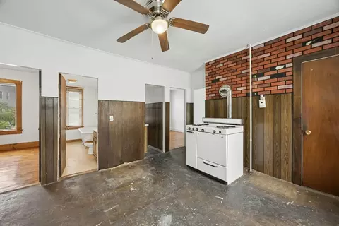 Entry Way - 188 Vernon St, Worcester, MA 01607 photo 2 of 3