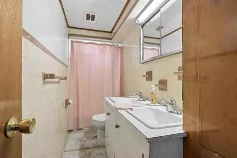 Bath - 188 Vernon St, Worcester, MA 01607 photo 1 of 3
