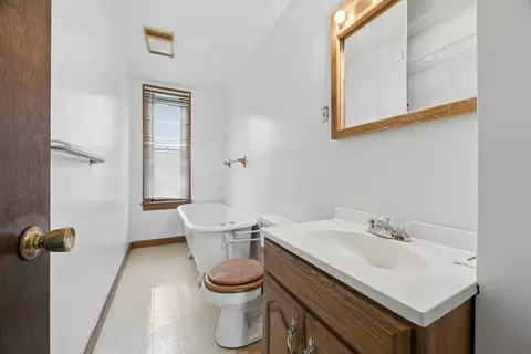 Bath - 188 Vernon St, Worcester, MA 01607 photo 2 of 3