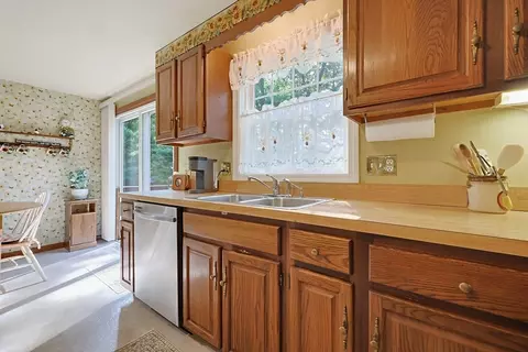 Kitchen - 7 Hazeltine Rd, Upton, MA 01568 photo 2 of 6