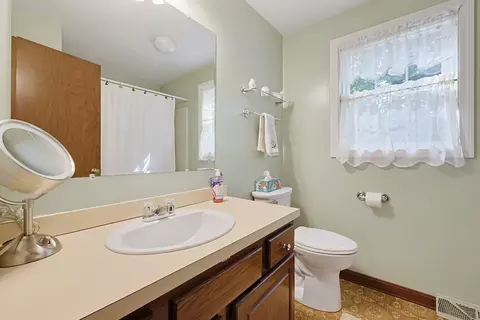 Bath - 7 Hazeltine Rd, Upton, MA 01568 photo 4 of 5