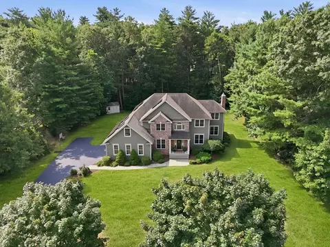 8 Lexington Cir, Southwick, MA 01077