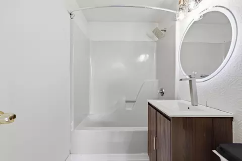 Bath - 140 Chestnut St #319, Springfield, MA 01103 photo 2 of 2