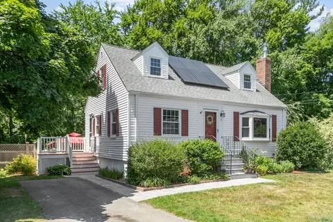 7 Curve St, Bedford, MA 01730