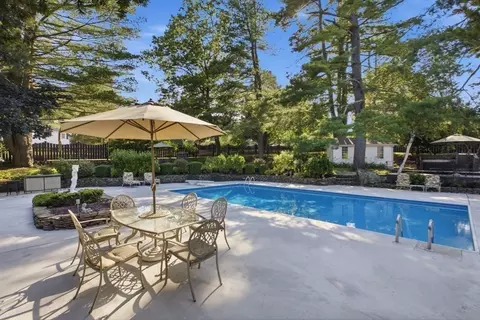 Exterior - 2 Russell Rd, Lynnfield, MA 01940 photo 6 of 12