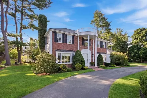 Exterior - 2 Russell Rd, Lynnfield, MA 01940 photo 3 of 12