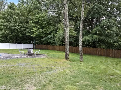Exterior - 5 Peach Tree Dr, Sutton, MA 01590 photo 6 of 8