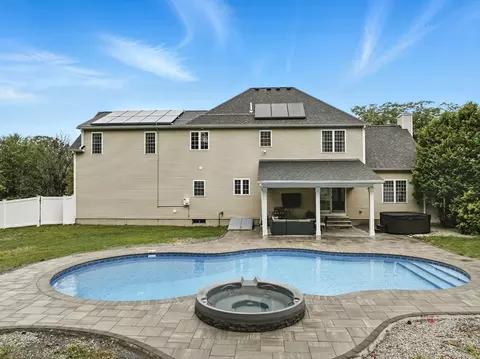 Exterior - 5 Peach Tree Dr, Sutton, MA 01590 photo 3 of 8