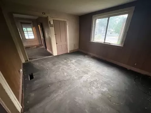 Living - 118 Cedar St, Springfield, MA 01105 photo 1 of 2