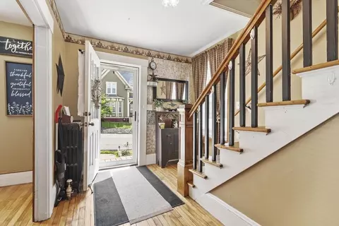 Entry Way - 27 Cedar St, Gardner, MA 01440 photo 2 of 3