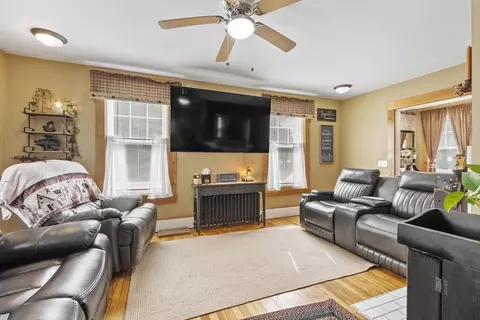 Living - 27 Cedar St, Gardner, MA 01440 photo 2 of 4