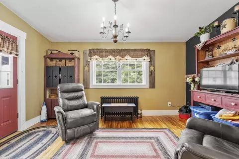 Living - 27 Cedar St, Gardner, MA 01440 photo 4 of 4