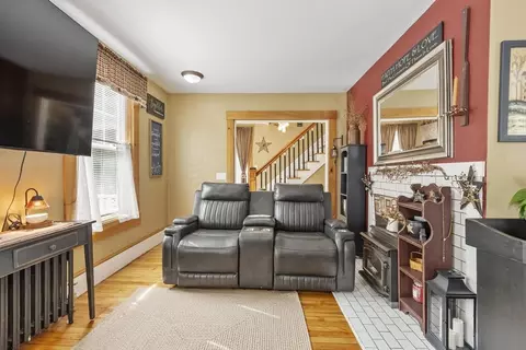 Living - 27 Cedar St, Gardner, MA 01440 photo 3 of 4