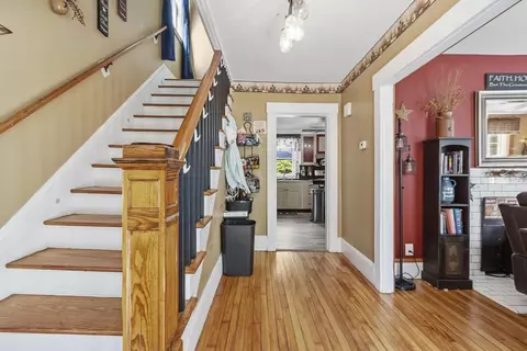 Entry Way - 27 Cedar St, Gardner, MA 01440 photo 1 of 3