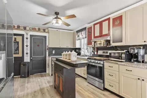 Kitchen - 27 Cedar St, Gardner, MA 01440 photo 3 of 4