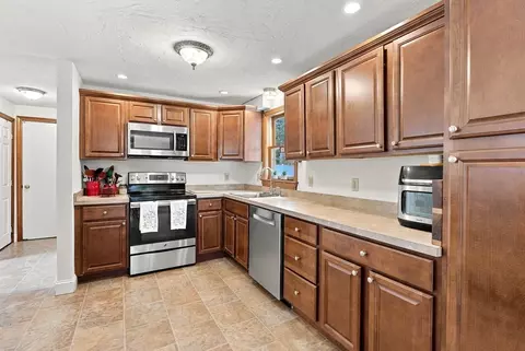 Kitchen - 25 Mockingbird Ln, Maynard, MA 01754 photo 4 of 5