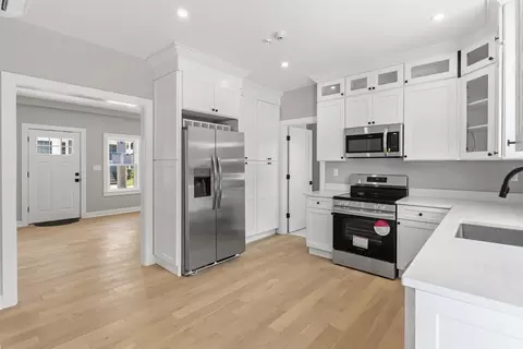 Entry Way - 16 Hillside St #1, Maynard, MA 01754 photo 4 of 4